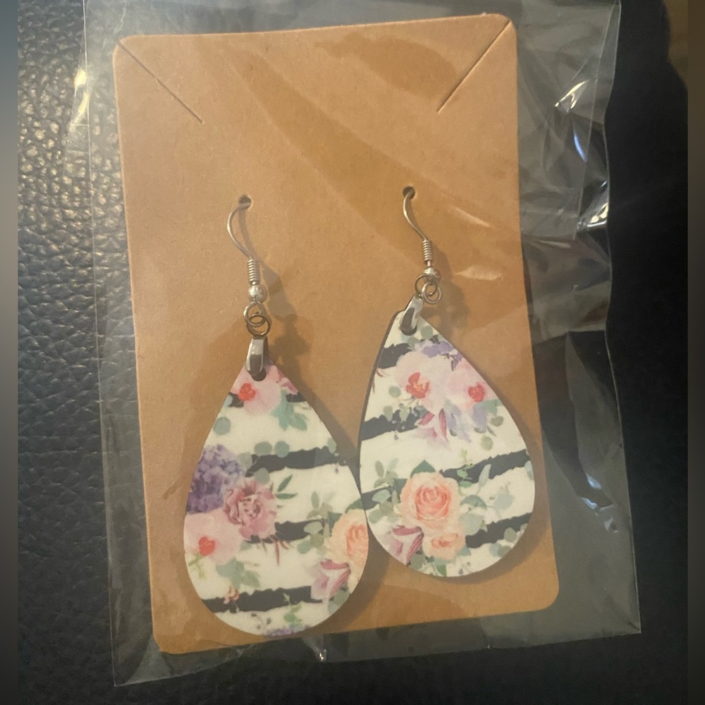 Handmade Leather dangle earrings- NWT